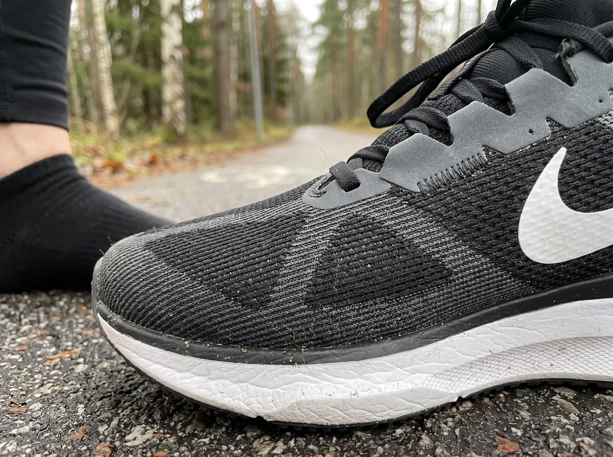 Närbild på ovandel och mellansula på Nike Structure 25