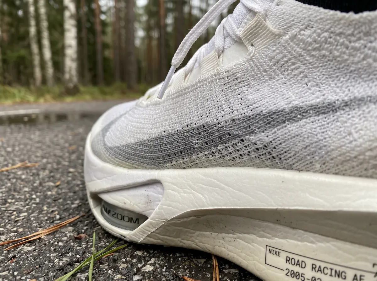 Närbild på ovandel och mellansula på Nike Alphafly 3