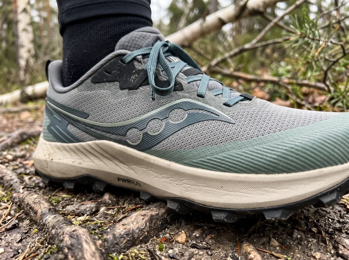 Närbild på ovandel och mellansula på Saucony Peregrine 14