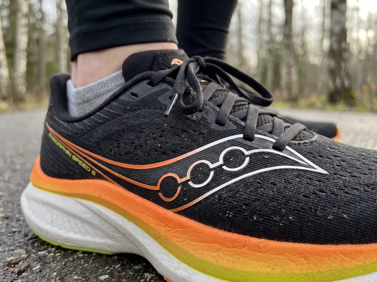Närbild på ovandel och mellansula på Saucony Endorphin Speed 5