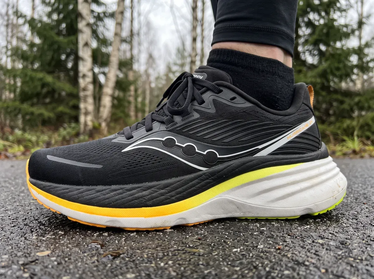 Närbild på ovandel och mellansula på Saucony Hurricane 24