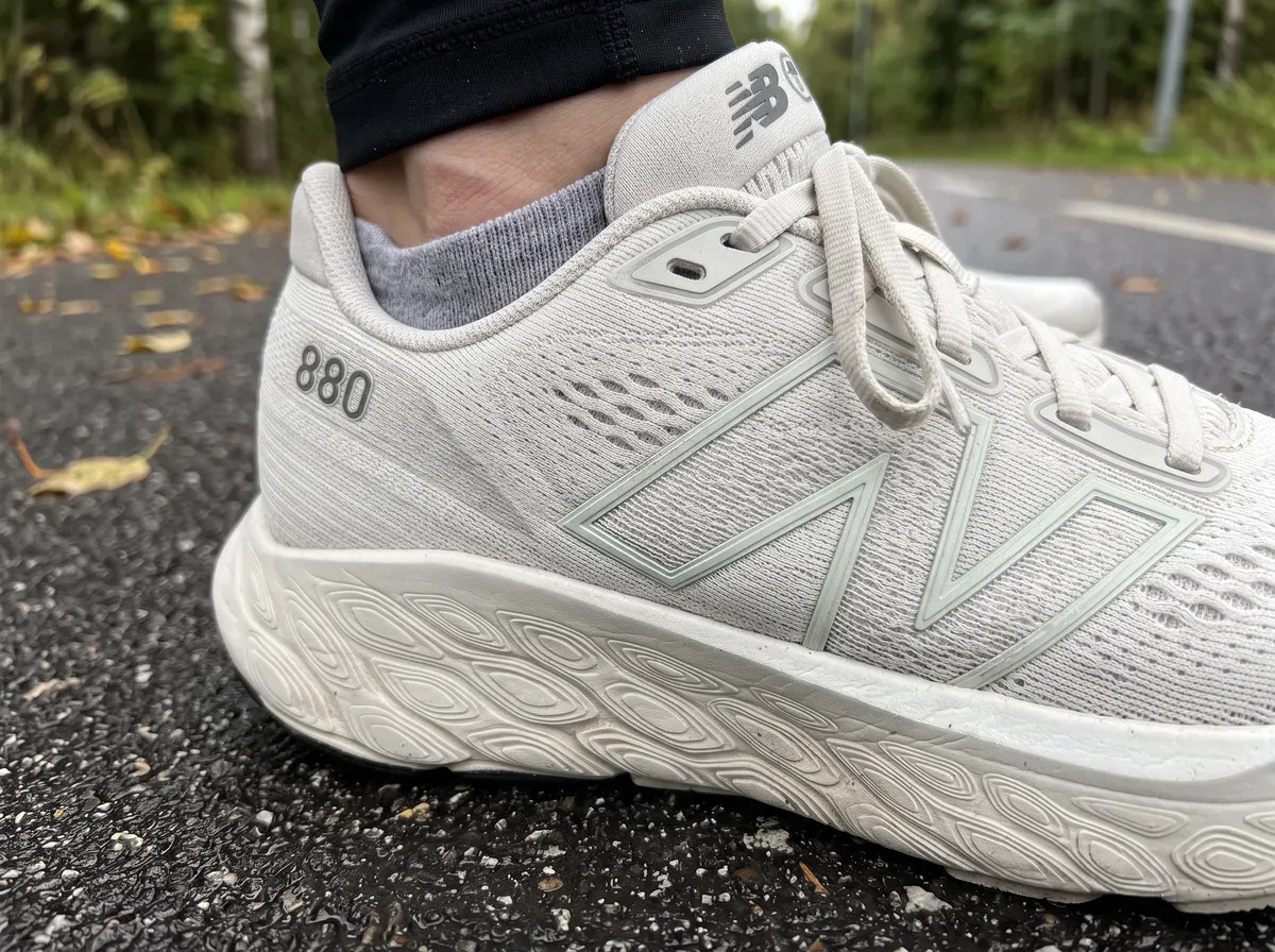 Närbild på ovandel och mellansula på New Balance 880 v14