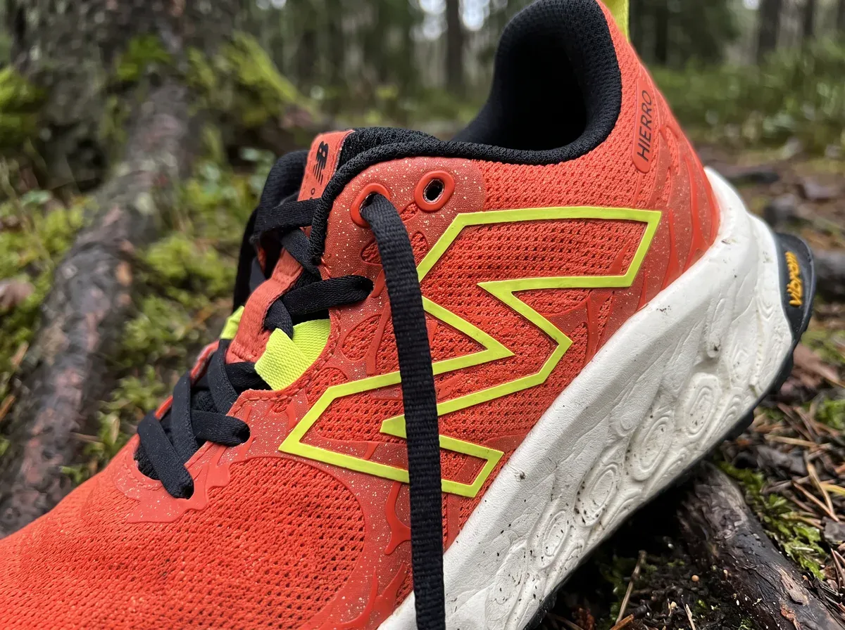 Närbild på ovandel och mellansula på New Balance Fresh Foam X Hierro v8