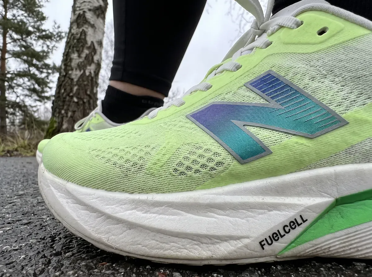 Närbild på ovandel och mellansula på New Balance Rebel v5
