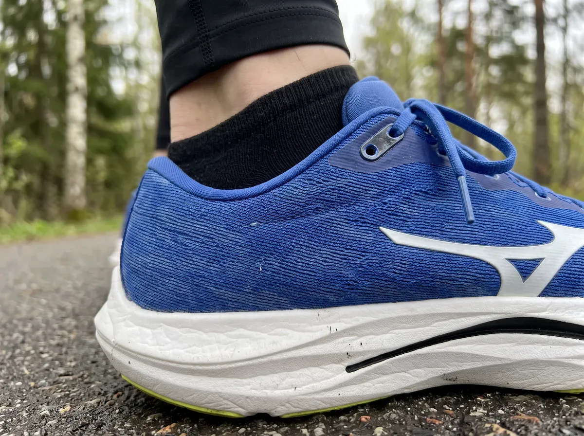 Närbild på ovandel och mellansula på Mizuno Wave Rebellion Flash 3