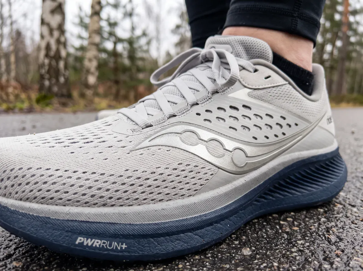 Närbild på ovandel och mellansula på Saucony Ride 17