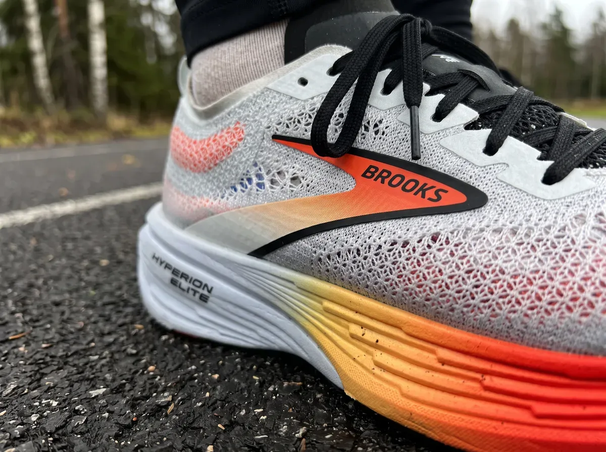 Närbild på ovandel och mellansula på Brooks Hyperion Elite 4