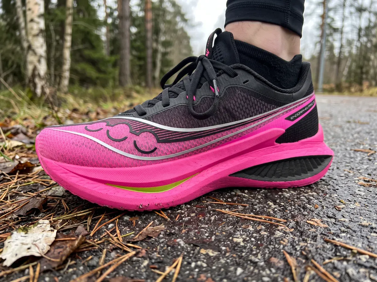Närbild på ovandel och mellansula på Saucony Endorphin Pro 5