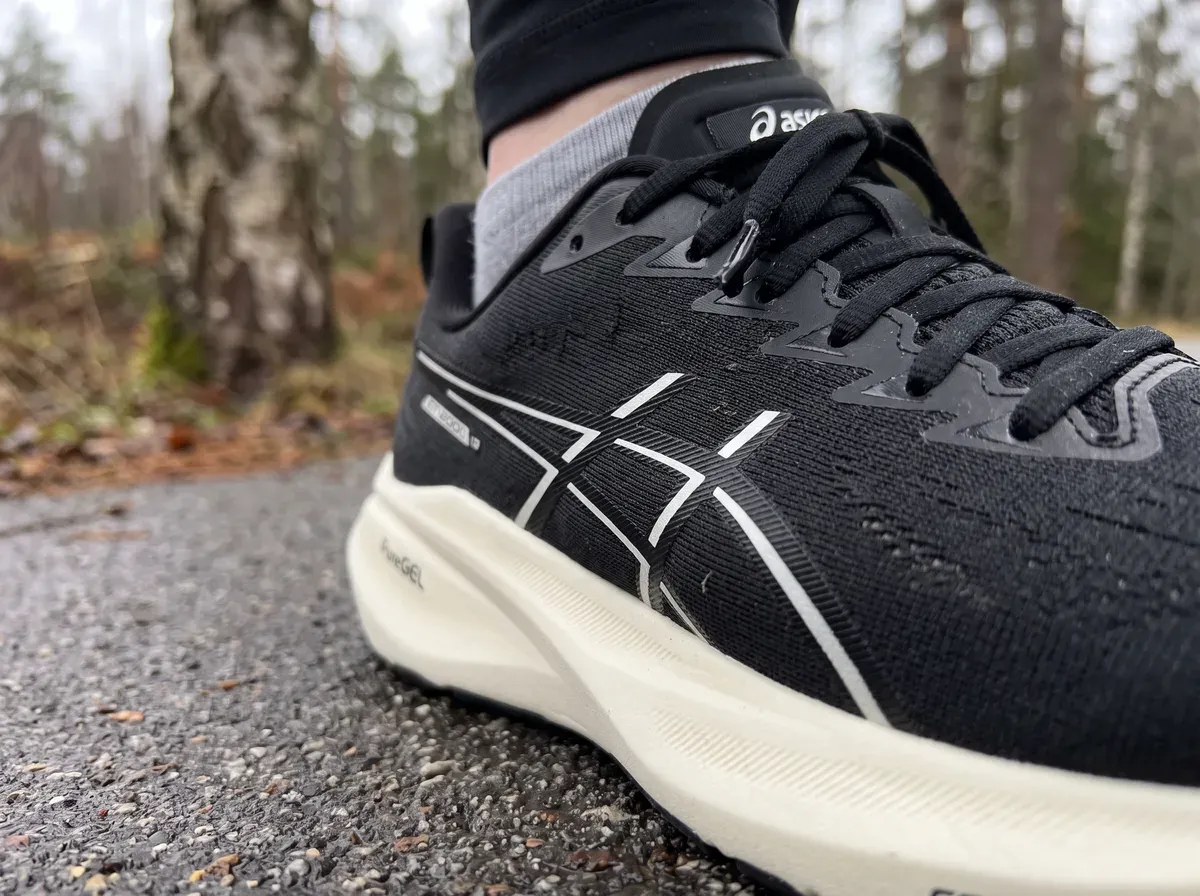 Närbild på ovandel och mellansula på Asics GT-2000 13