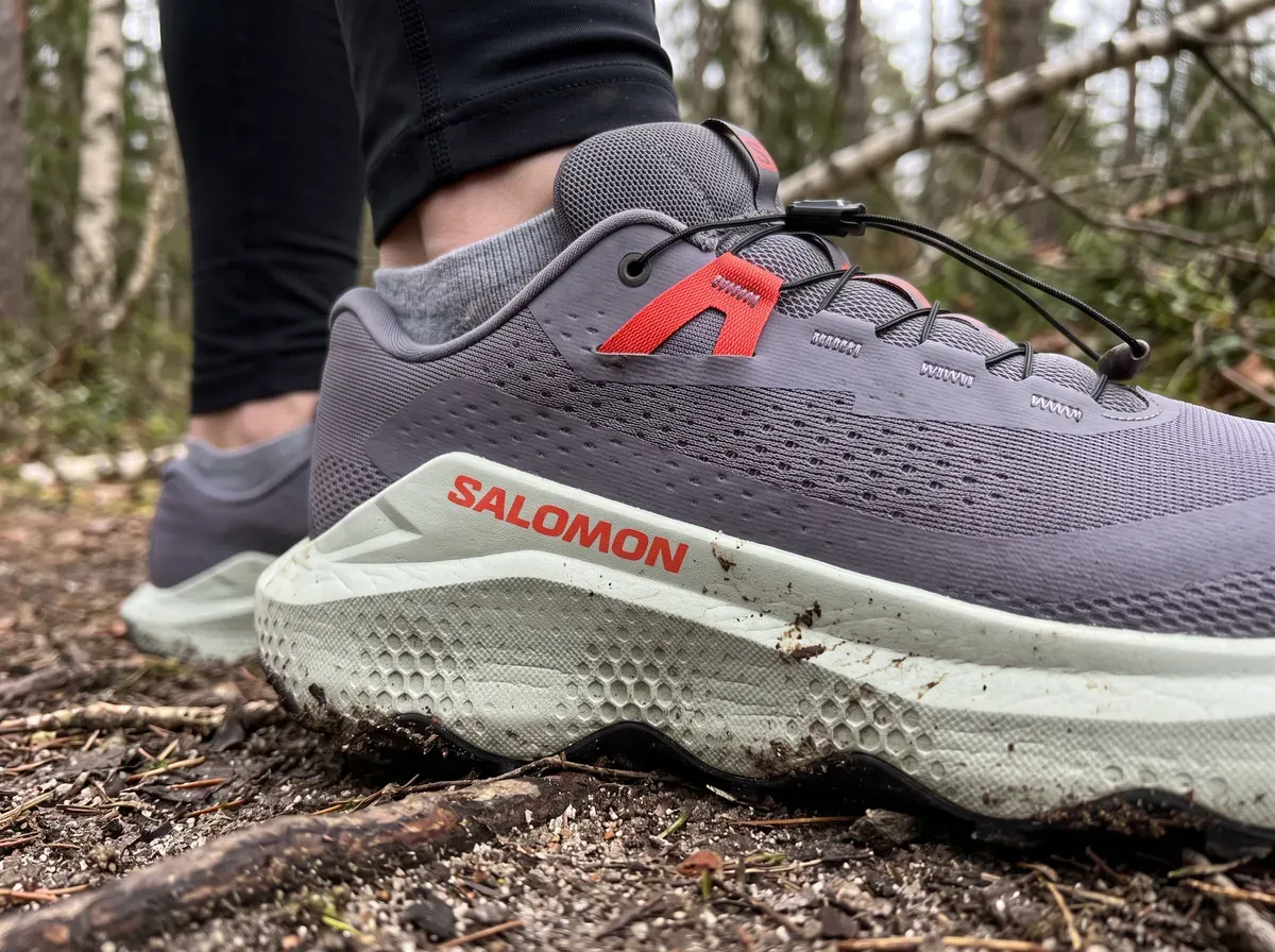 Närbild på ovandel och mellansula på Salomon Ultra Glide 3