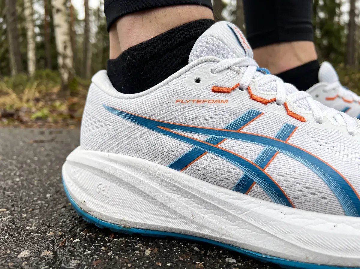Närbild på ovandel och mellansula på Asics Gel-Cumulus 28