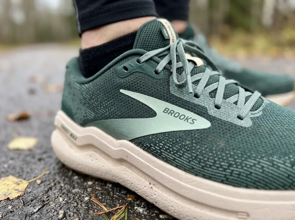 Närbild på ovandel och mellansula på Brooks Ghost Max 2