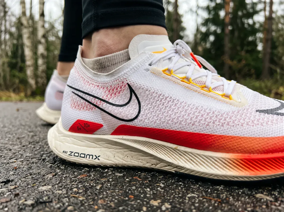 Närbild på ovandel och mellansula på Nike Streakfly
