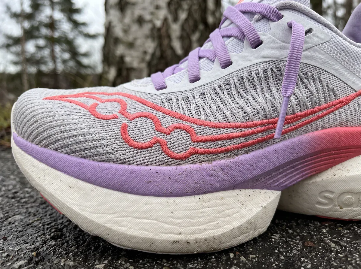 Närbild på ovandel och mellansula på Saucony Endorphin Elite 2