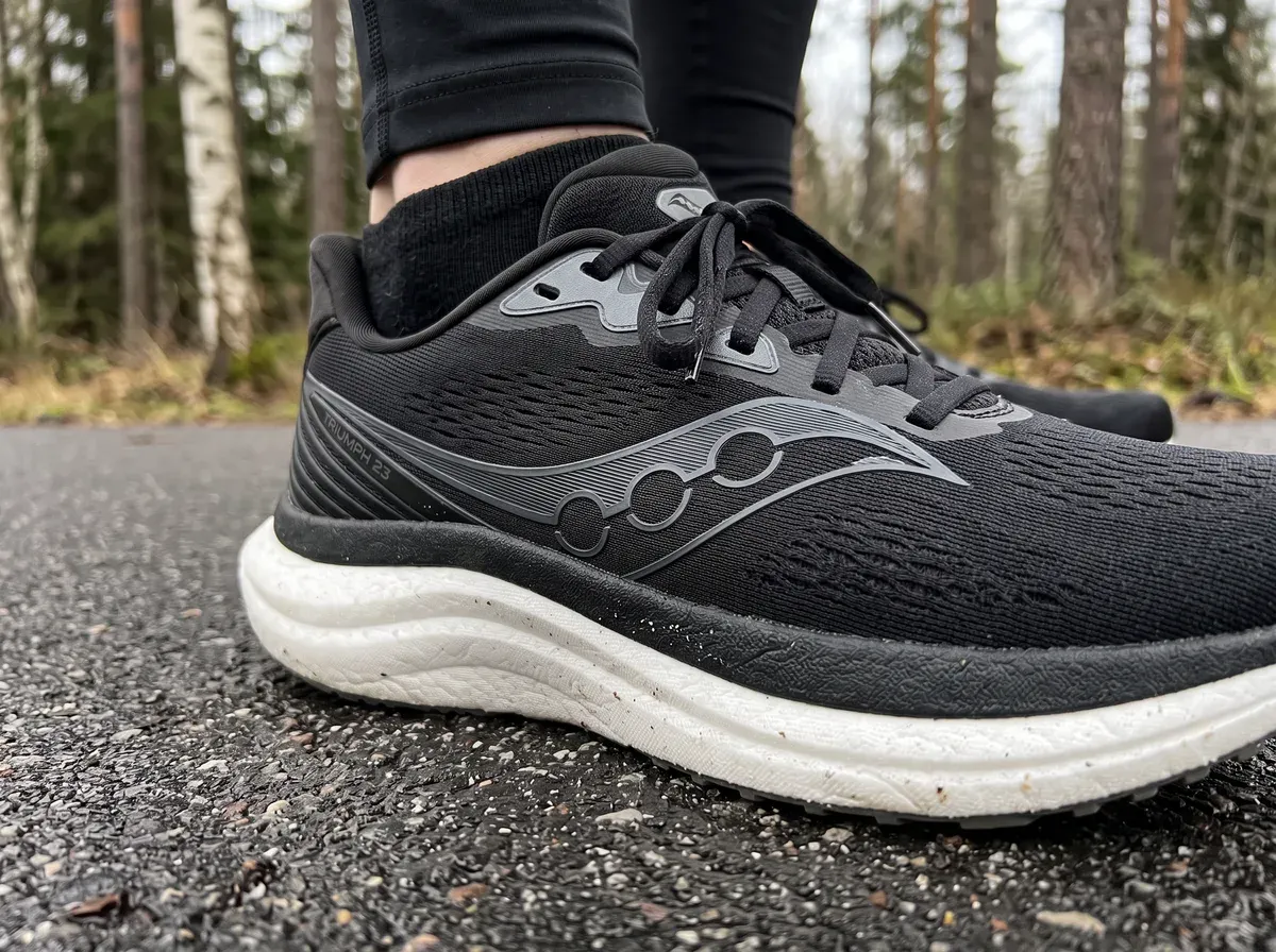 Närbild på ovandel och mellansula på Saucony Triumph 23