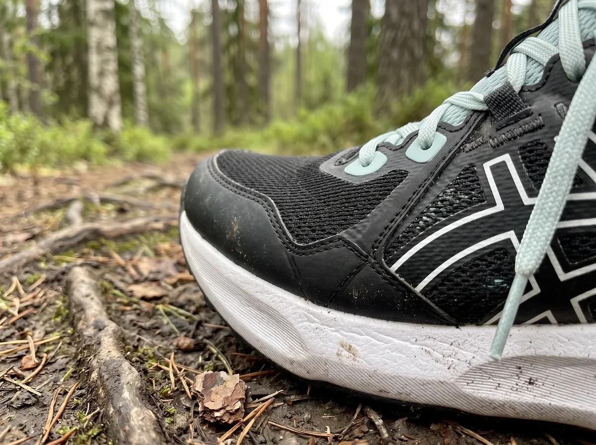 Närbild på ovandel och mellansula på Asics Gel-Sonoma 8