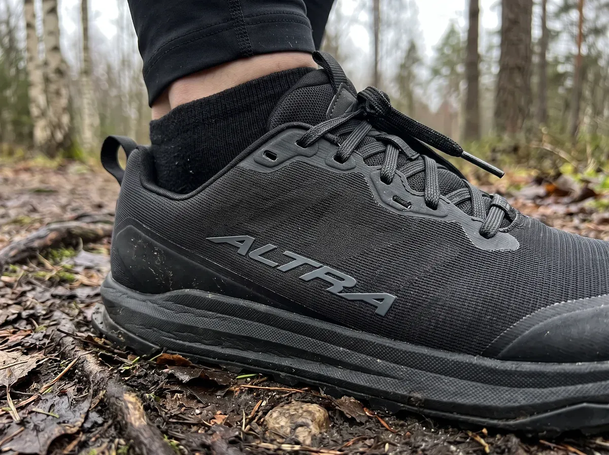 Närbild på ovandel och mellansula på Altra Lone Peak 9