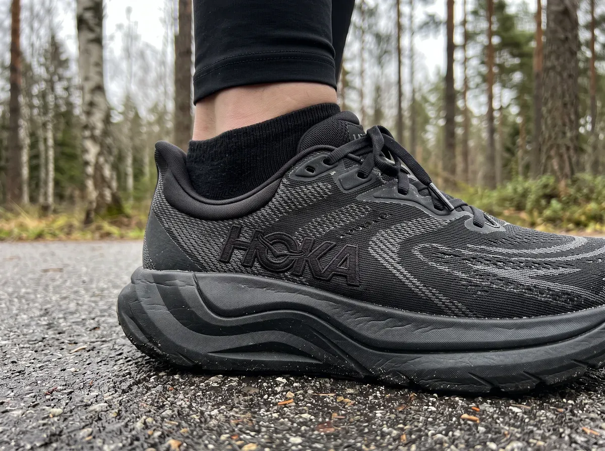 Närbild på ovandel och mellansula på Hoka Arahi 8