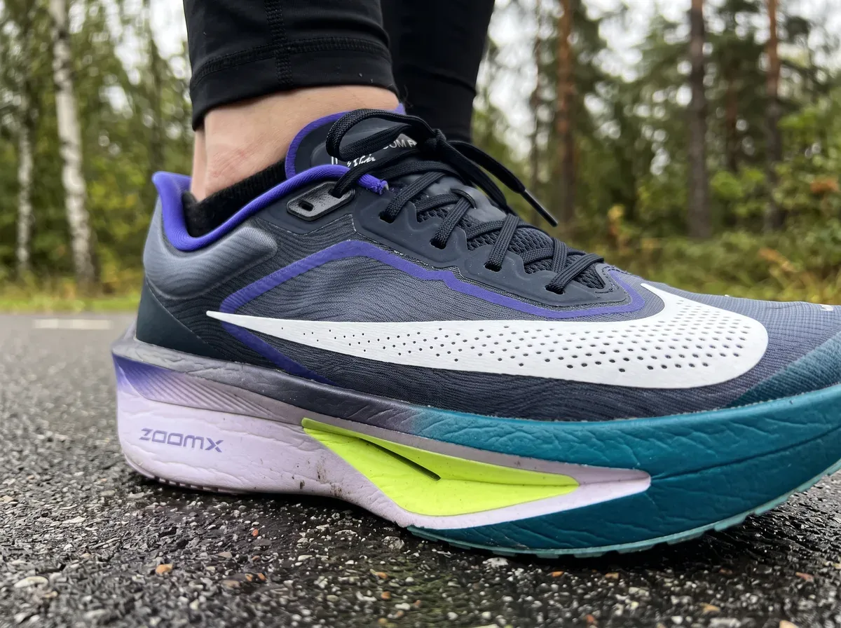 Närbild på ovandel och mellansula på Nike Zoom Fly 6