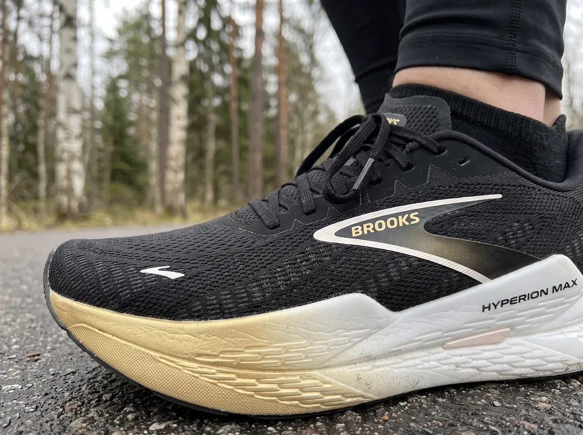Närbild på ovandel och mellansula på Brooks Hyperion Max 2