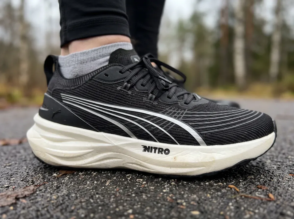 Närbild på ovandel och mellansula på Puma ForeverRun Nitro 2