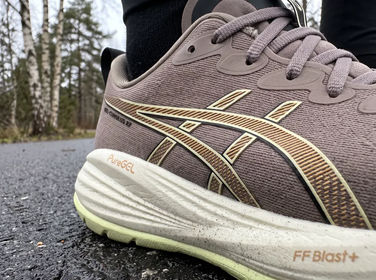 Närbild på ovandel och mellansula på Asics Gel-Cumulus 27