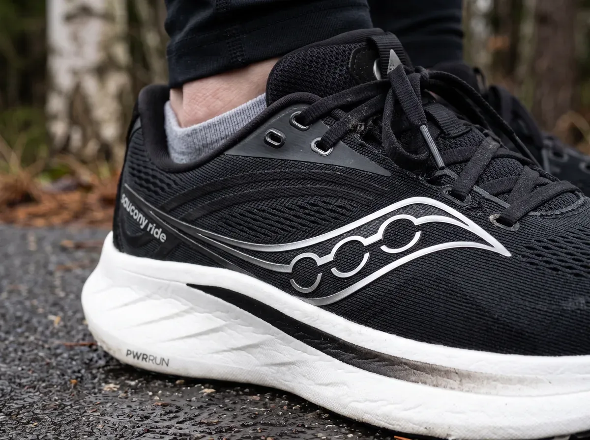 Närbild på ovandel och mellansula på Saucony Ride 18