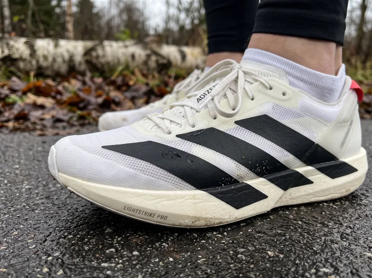 Närbild på ovandel och mellansula på Adidas Adizero Adios 9