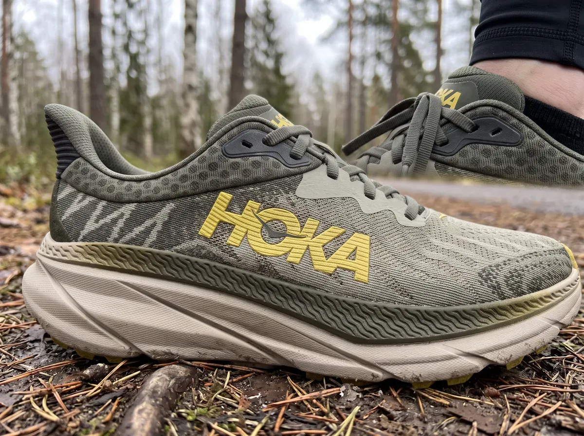 Närbild på ovandel och mellansula på Hoka Challenger 7