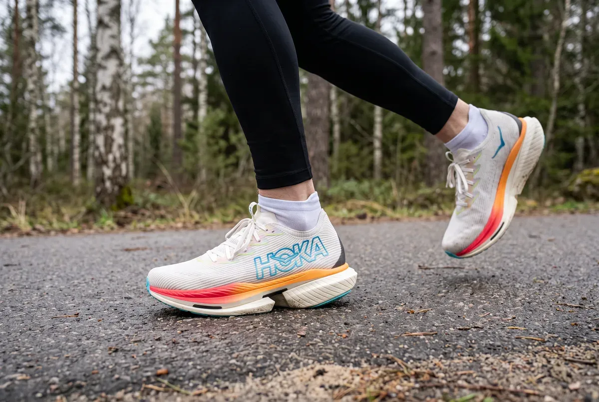 Hoka Cielo X1 mitt i ett löpsteg