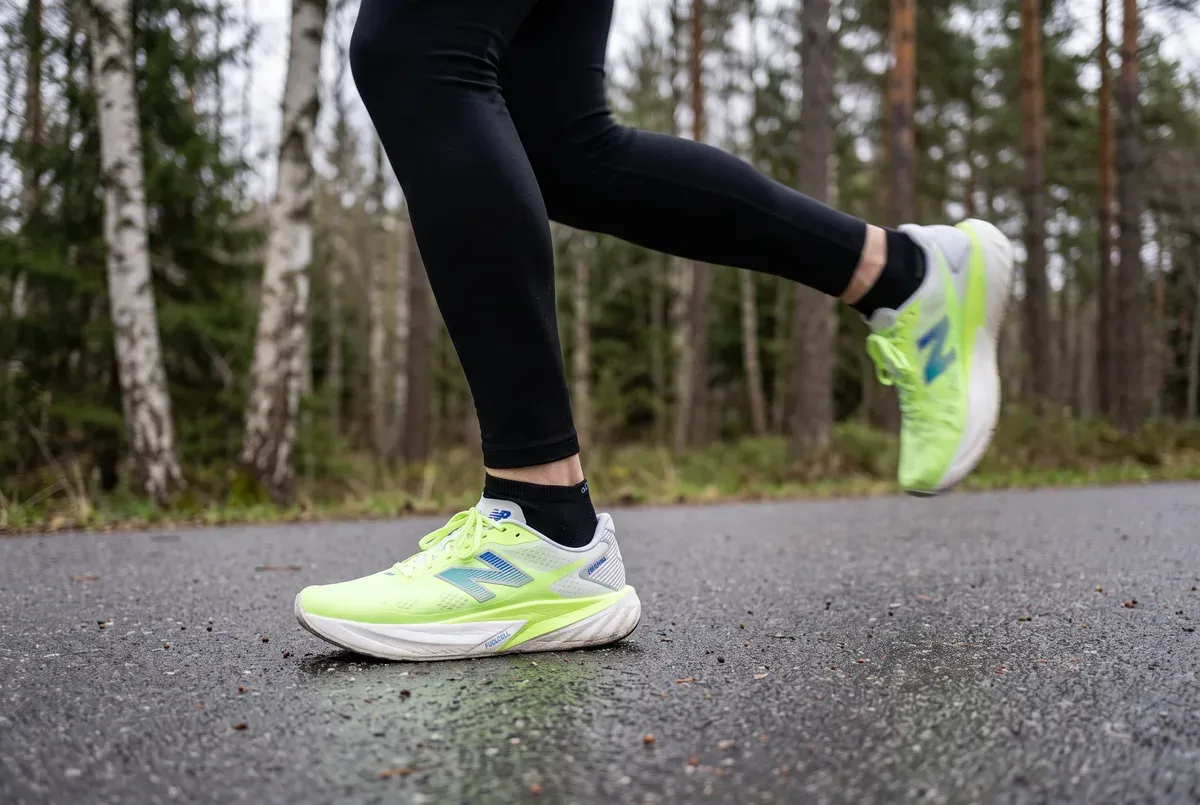 New Balance Rebel v5 mitt i ett löpsteg