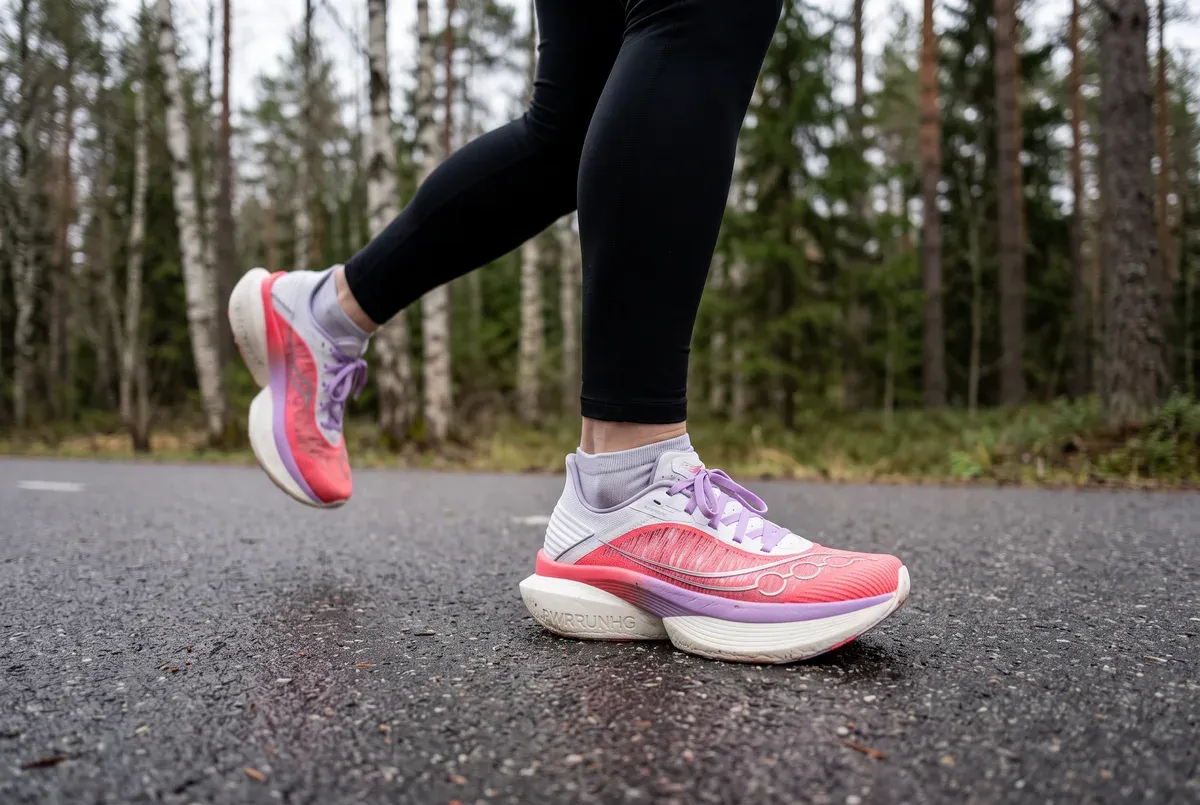 Saucony Endorphin Elite 2 mitt i ett löpsteg