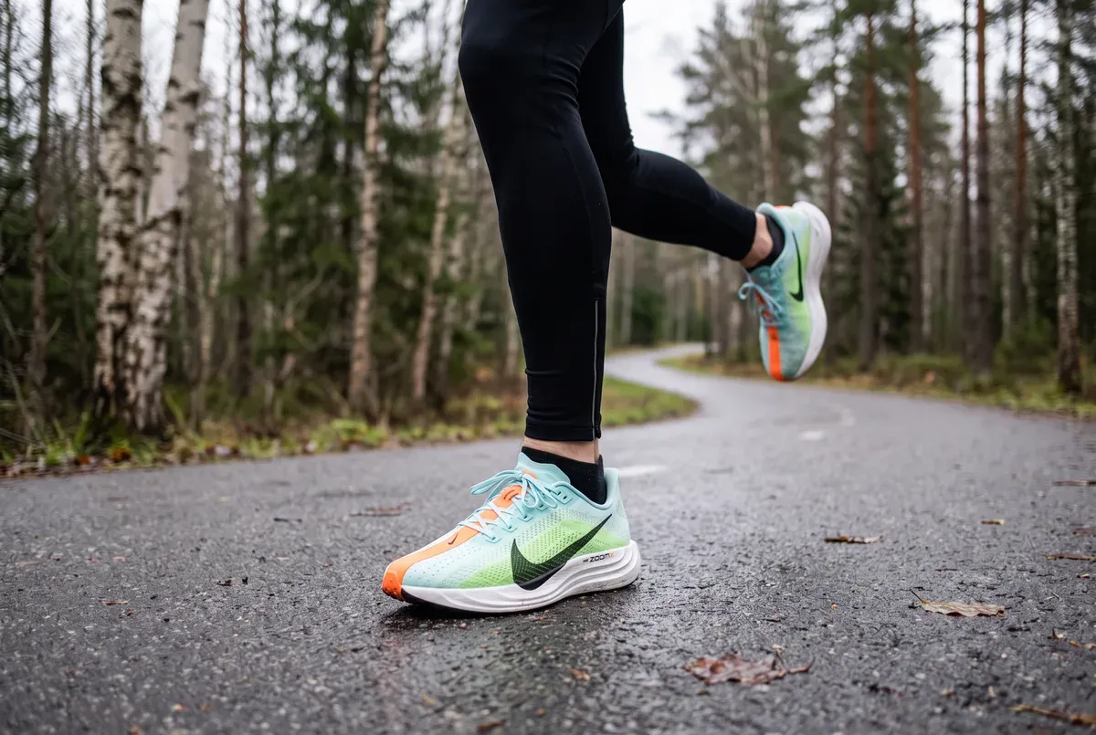 Nike Pegasus Plus mitt i ett löpsteg