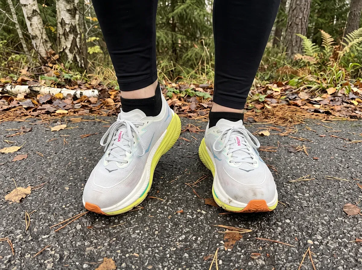 Hoka Mach X 2 på fötterna på blöt asfalt