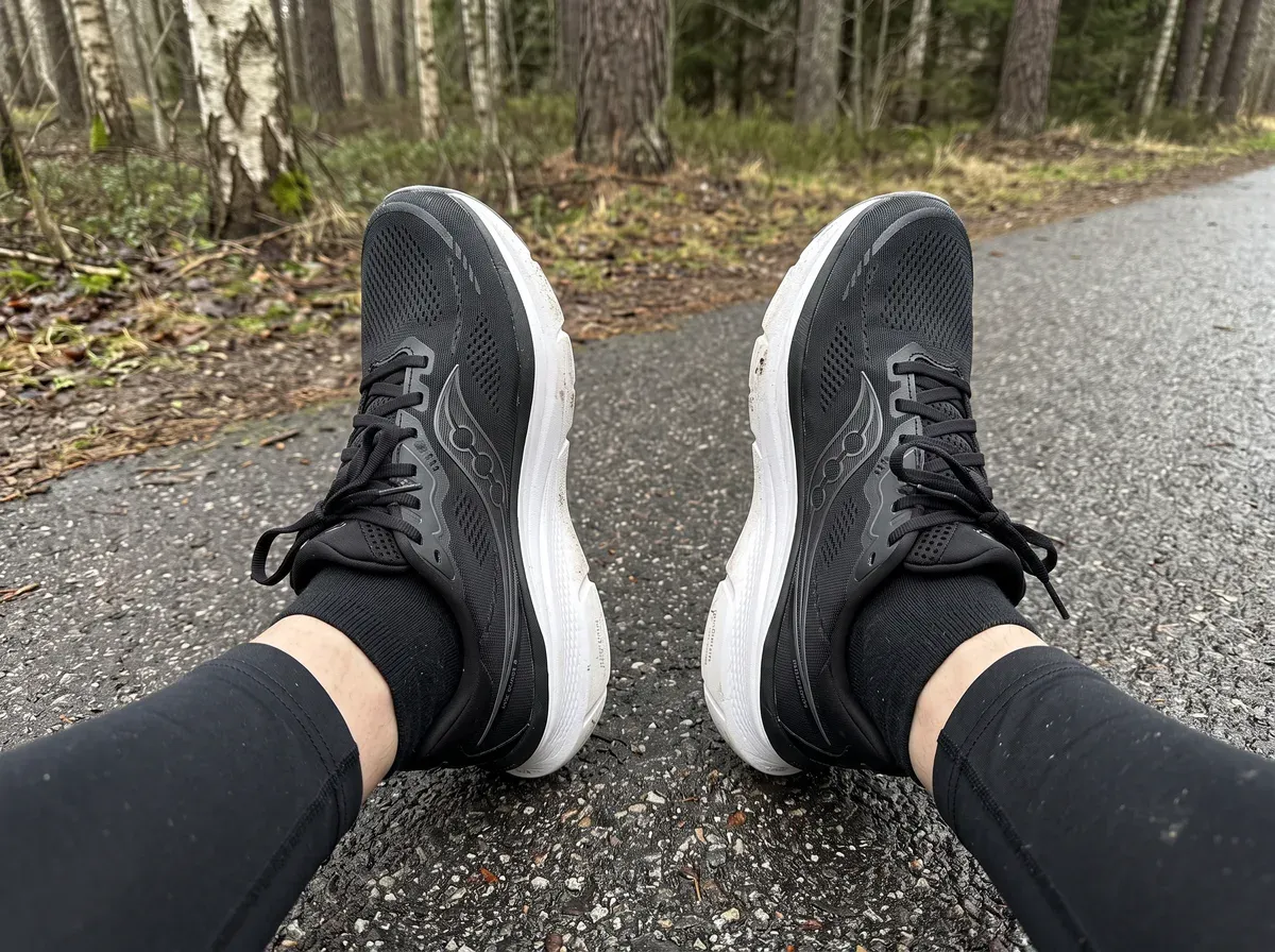 Saucony Guide 19 på fötterna på blöt asfalt