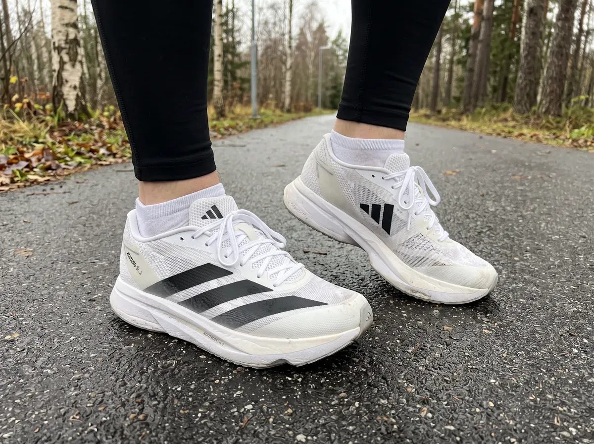 Adidas Adizero SL 2 på fötterna på blöt asfalt