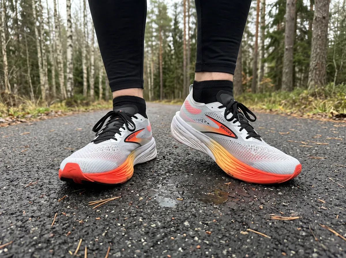 Brooks Hyperion Elite 4 på fötterna på blöt asfalt