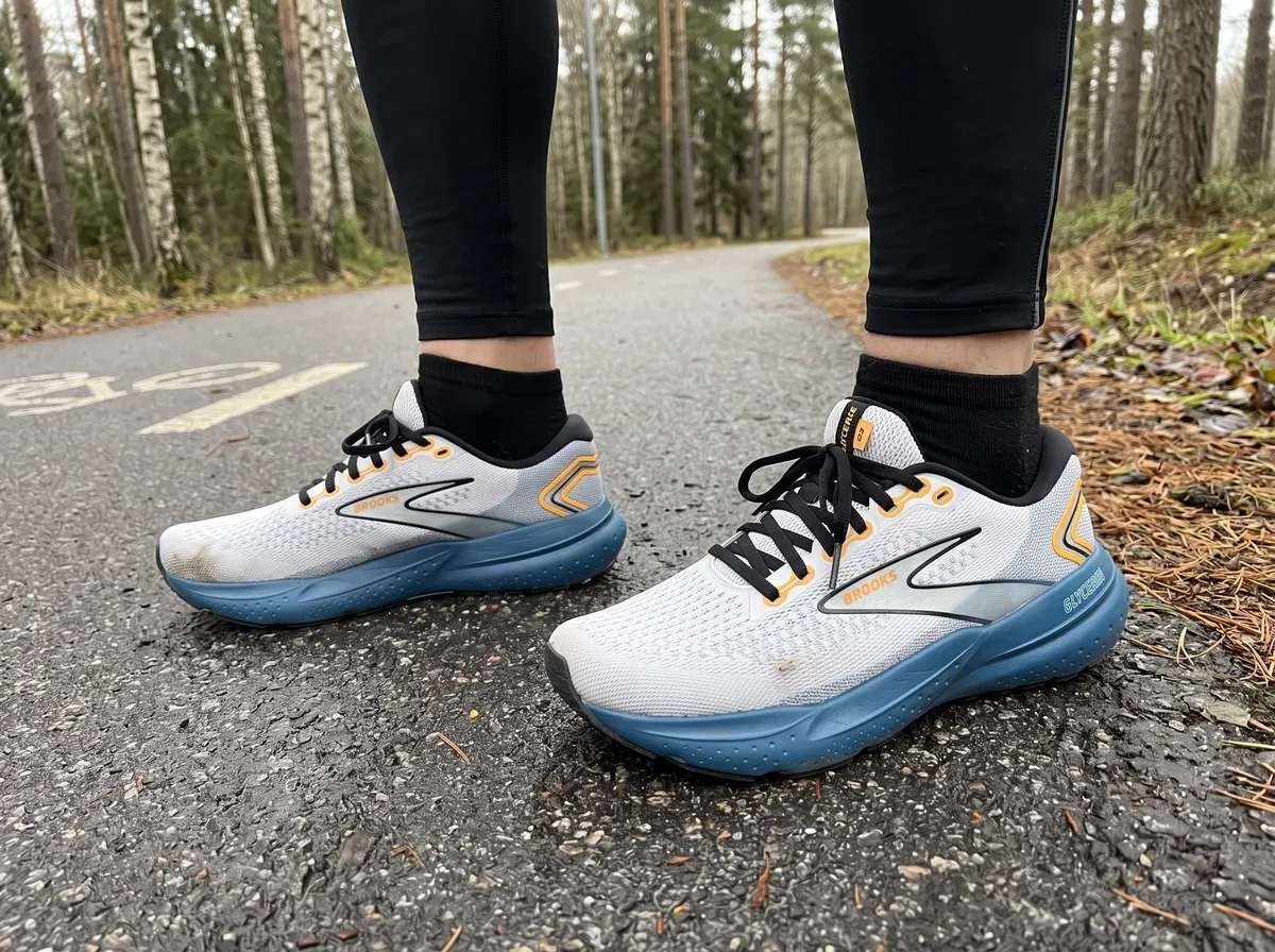 Brooks Glycerin 21 på fötterna på blöt asfalt