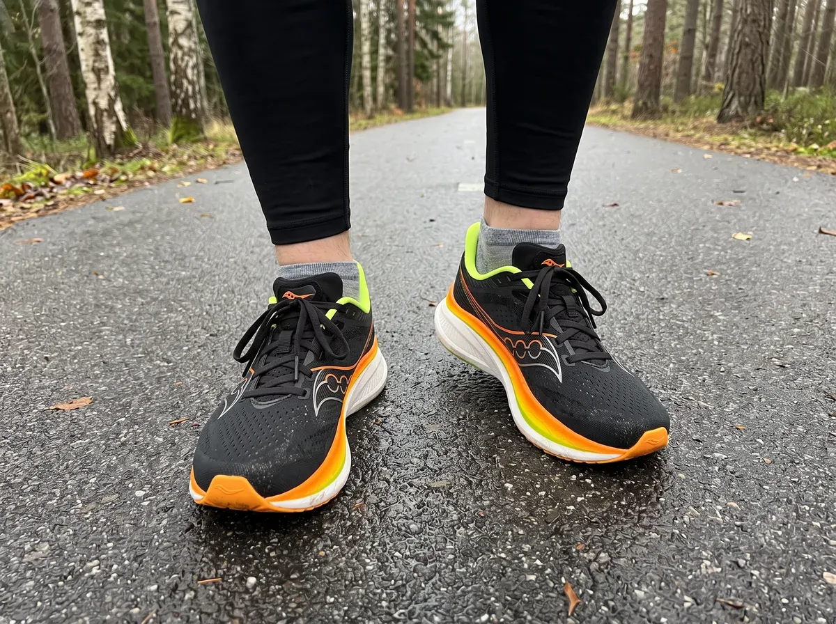 Saucony Endorphin Speed 5 på fötterna på blöt asfalt