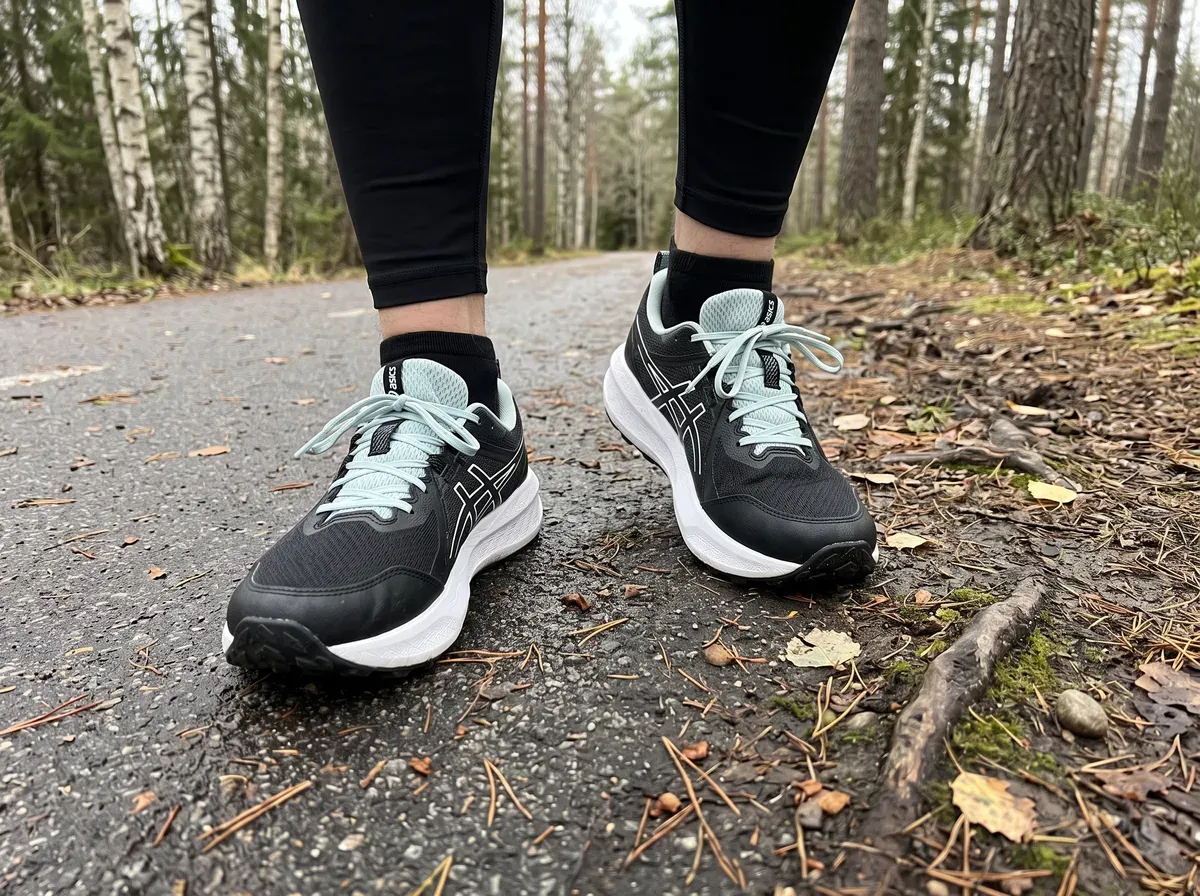 Asics Gel-Sonoma 8 på fötterna på blöt asfalt