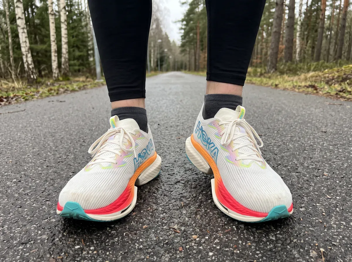 Hoka Cielo X1 på fötterna på blöt asfalt