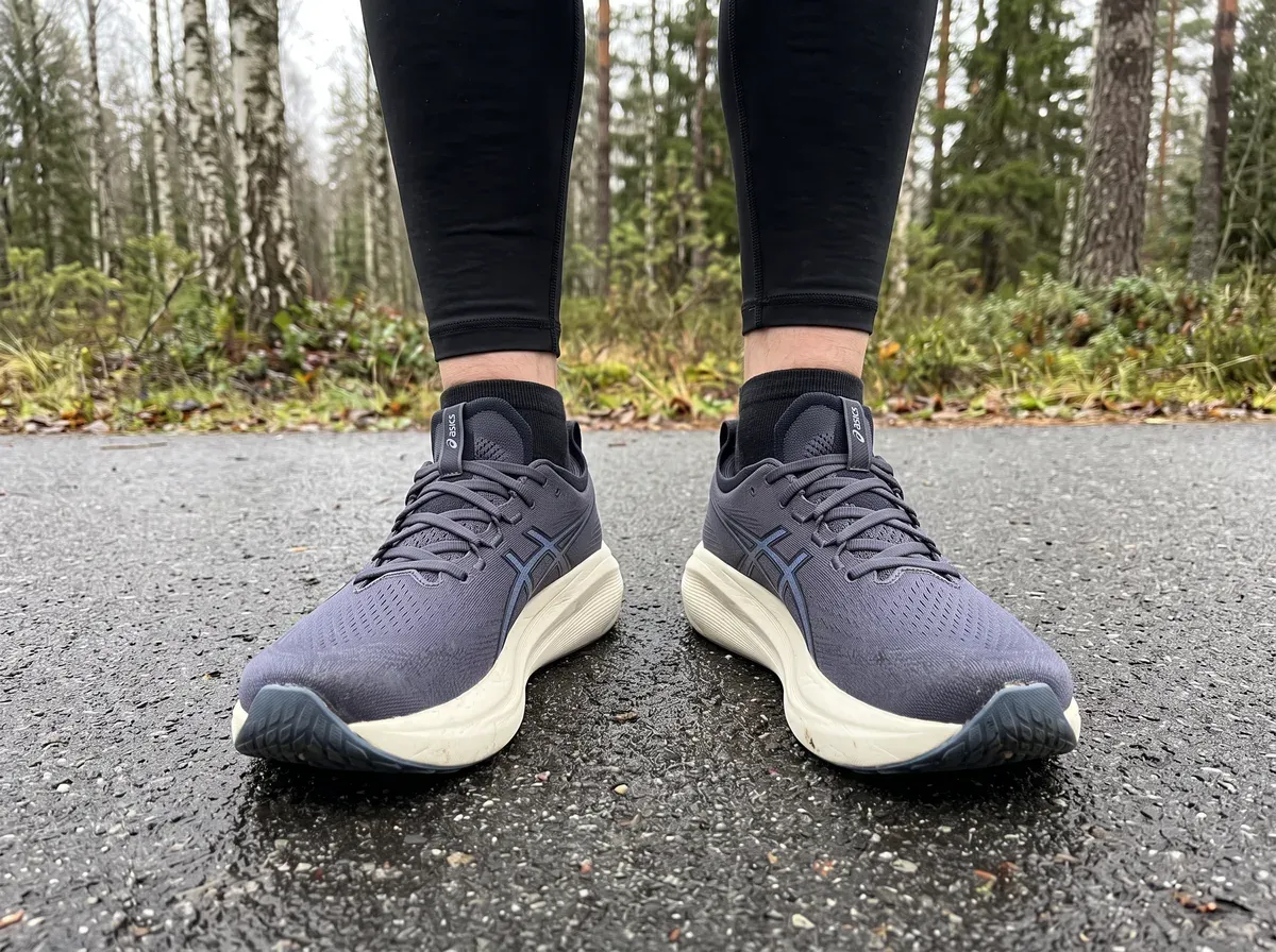 Asics Gel-Nimbus 27 på fötterna på blöt asfalt