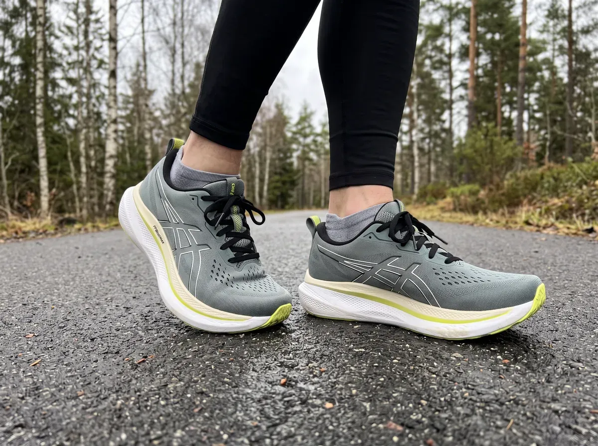 Asics GlideRide Max på fötterna på blöt asfalt