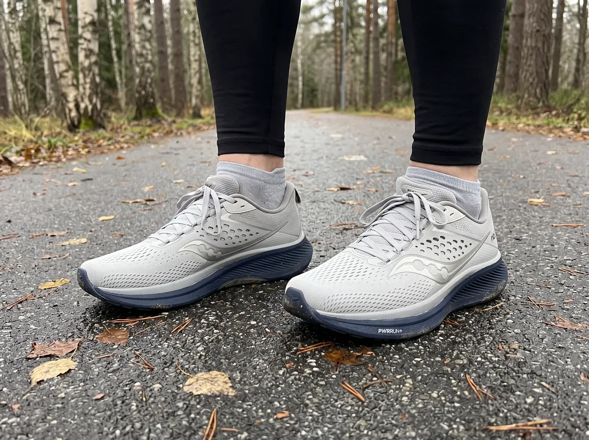Saucony Ride 17 på fötterna på blöt asfalt
