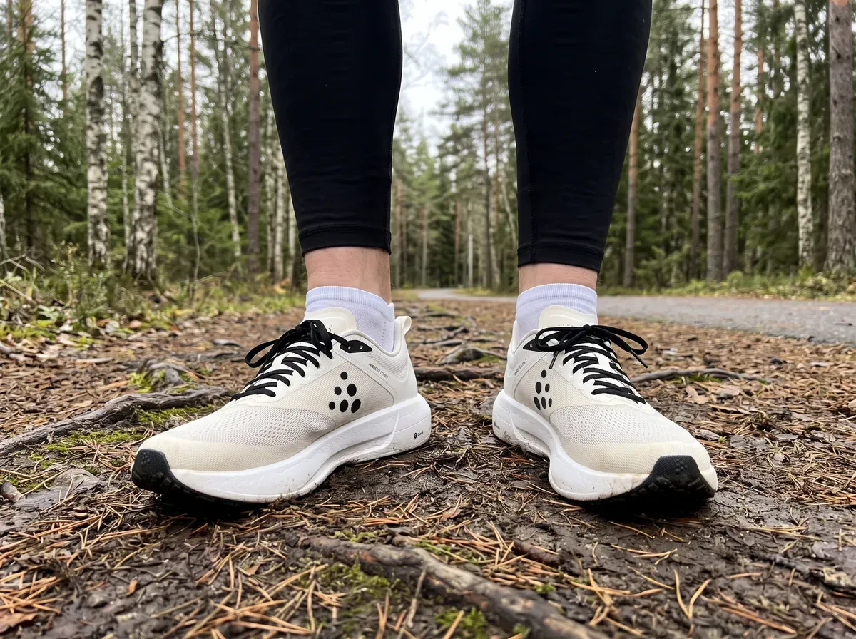 Craft Nordlite Ultra 2 på fötterna på blöt asfalt
