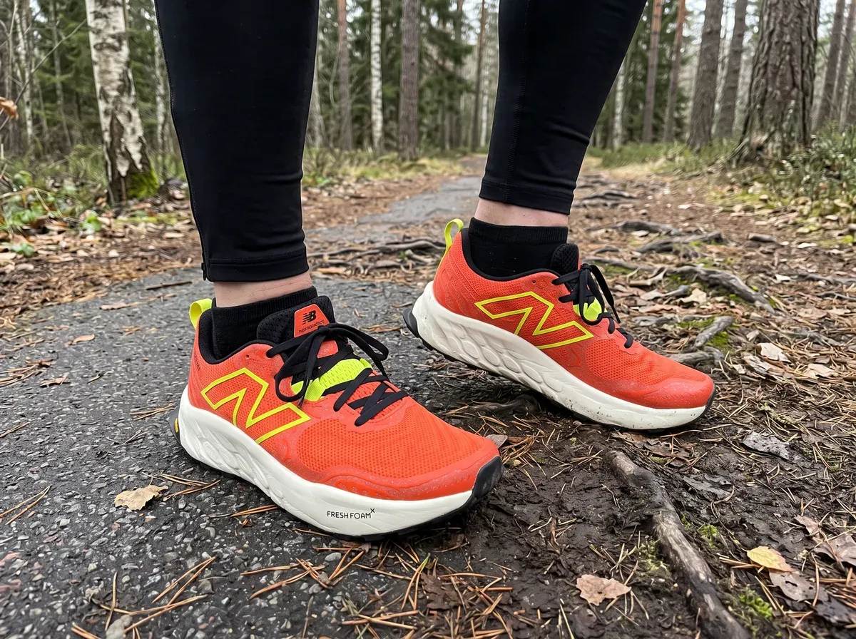 New Balance Fresh Foam X Hierro v8 på fötterna på blöt asfalt