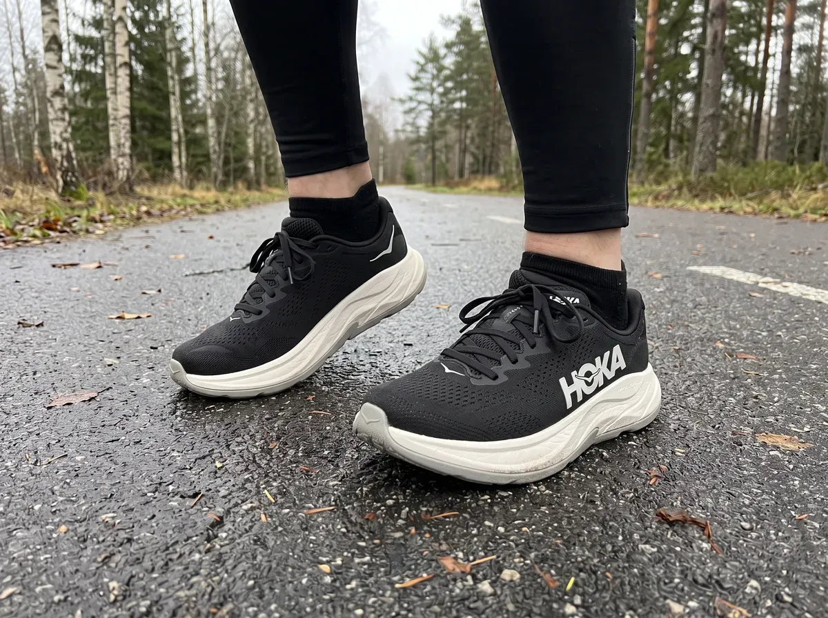 Hoka Rincon 4 på fötterna på blöt asfalt