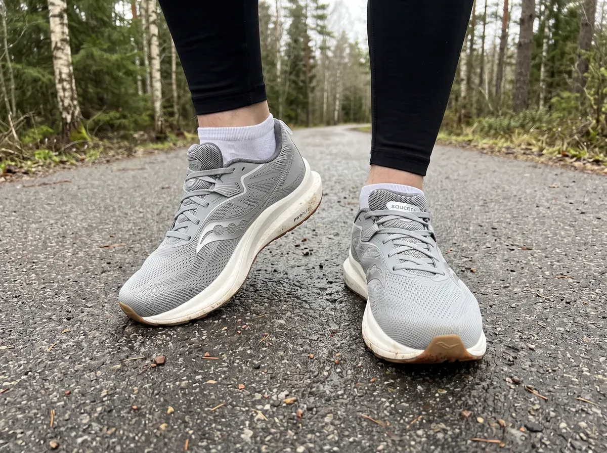 Saucony Tempus 2 på fötterna på blöt asfalt