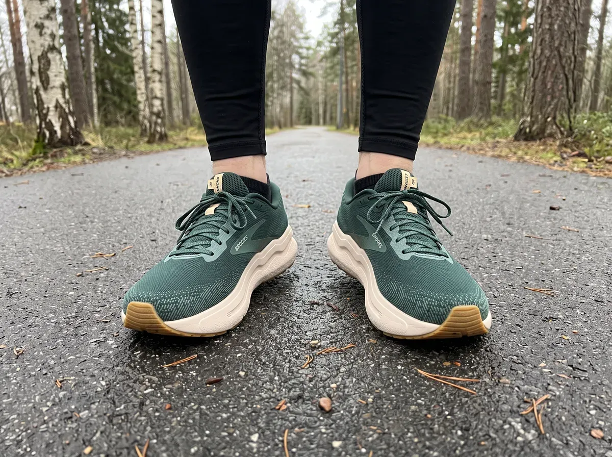 Brooks Ghost Max 2 på fötterna på blöt asfalt