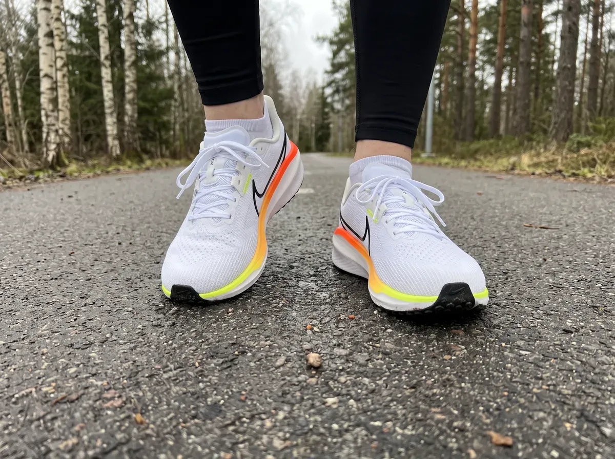 Nike Vomero 17 på fötterna på blöt asfalt